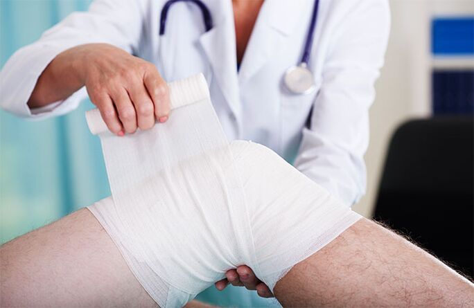 the doctor bandaged the knee joint with arthrosis